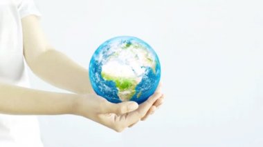 Planet 'i elinde tutan kadın. Genç yetişkin eller beyaz arka planda dünyayı tutuyor. Koruma kavramı.