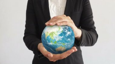 Planet'i elinde tutan İş Kadını. 