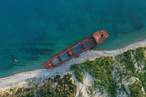 Um naufrágio. Navio de carga seca deixado na costa . — Fotografia de Stock