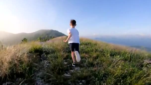 Junge Rennt Die Berge — Stockvideo