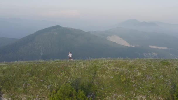Chlapec Běžící Horách — Stock video