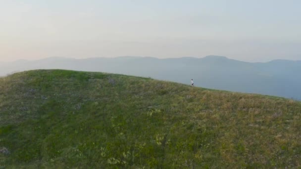 Chico Corriendo Las Montañas — Vídeos de Stock