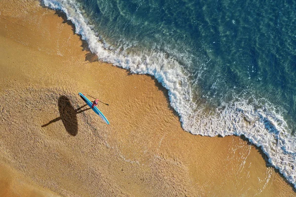 Surfista na praia com paddleboard — Fotografia de Stock