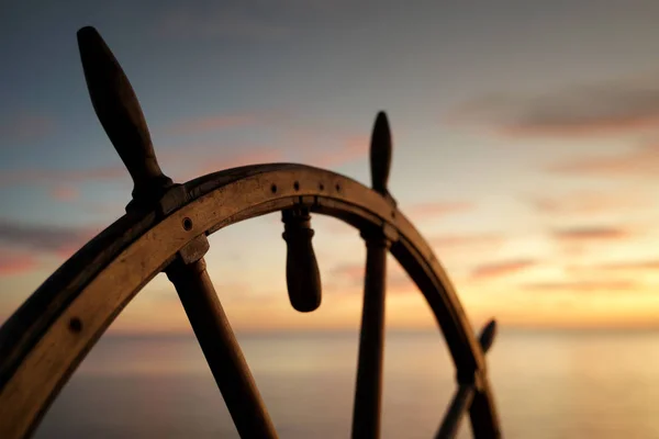 Leme de navio vintage na luz do pôr do sol . — Fotografia de Stock