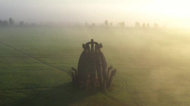 Rusya, Nikola-Lenivets - 13 Ağustos 2019. Tahta heykel Bobur, gün doğumunda Sanat Parkı Nikola Lenivets 'te. Kaluga Bölgesi, Rusya. Hava Görünümü.