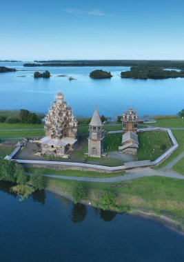 Kizhi adası. Şekil Değiştirme Kilisesi. 18. yüzyılın başlarında inşa edilmiş. Onega Gölü, Karelia, Rusya.