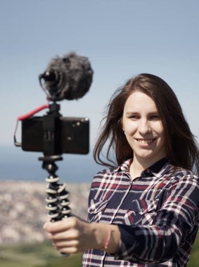 Dağın tepesinden Smartphone 'da Vlogging yapan Kadın