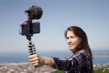 Dağ Tepesinde Kız Ağacı