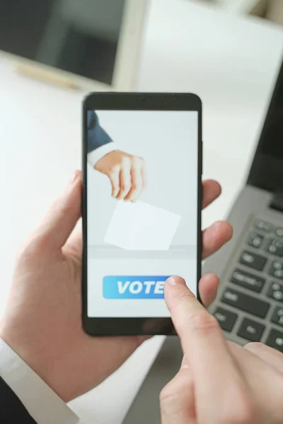Empresário Votação Online Por Smartphone — Fotografia de Stock