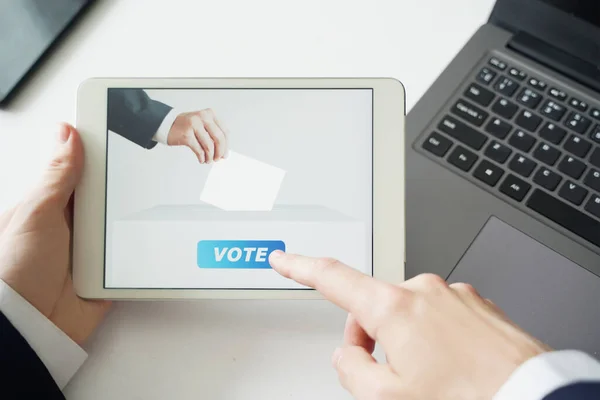 Uomo Affari Che Vota Online Digital Tablet — Foto Stock