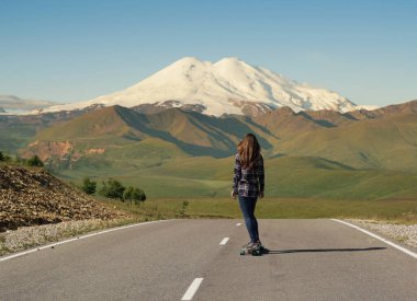 Elbrus Yolu 'nda kaykay süren kız, Avrupa' nın en yüksek dağı..