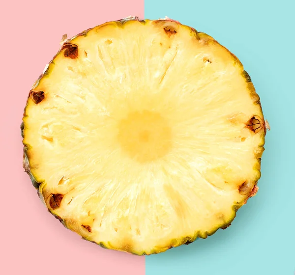 Ananasscheibe Auf Rosa Und Blauem Hintergrund Draufsicht — Stockfoto