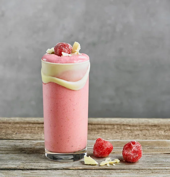 Glas Strawberry Milkshake Dekorerad Med Vit Choklad — Stockfoto