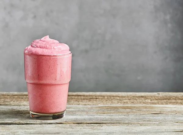 Glas Rosa Milchshake Auf Holztisch — Stockfoto