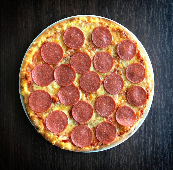 Pizza Salchicha Fresca Sabrosa Mesa Negra Vista Superior — Foto de Stock