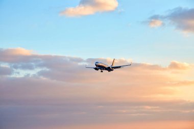Lanzarote, İspanya - 03 Aralık 2017: günbatımında Havaalanı'na indi Ryanair uçak