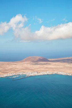 volkanik kıyı şeridi ve Isla Graciosa görünümünden Mirador del Rio bakış açısı, Lanzarote, İspanya