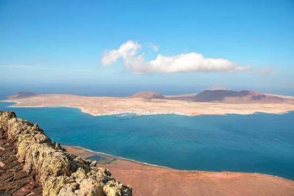 volkanik kıyı şeridi ve Isla Graciosa görünümünden Mirador del Rio bakış açısı, Lanzarote, İspanya