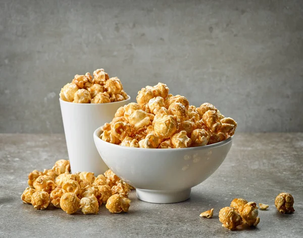 Skål Och Glas Karamell Popcorn Grå Bord — Stockfoto