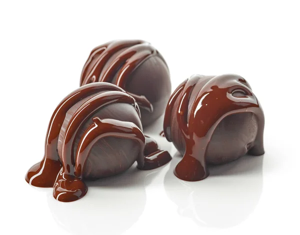 白い背景に分離された溶かされたチョコレート マクロとチョコレートのトリュフ ボール — ストック写真