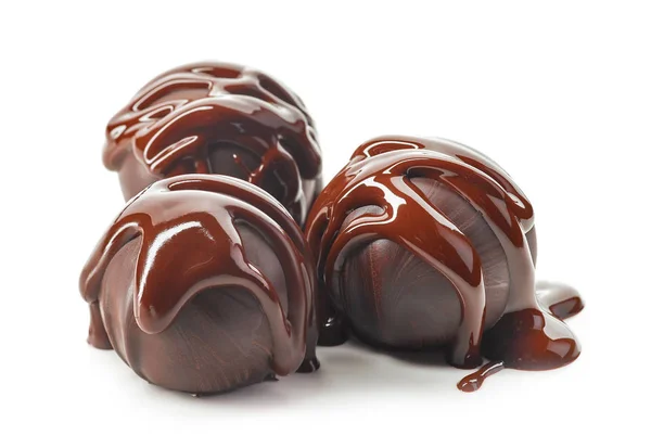 Chocolade Truffel Ballen Met Gesmolten Chocolade Macro Geïsoleerd Een Witte — Stockfoto