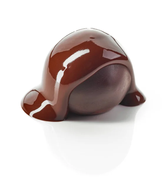 溶けたチョコレートに孤立した白い背景で覆われたチョコレート トリュフ — ストック写真