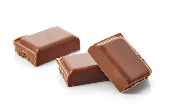 Stukken Van Melkchocolade Geïsoleerd Witte Achtergrond — Stockfoto