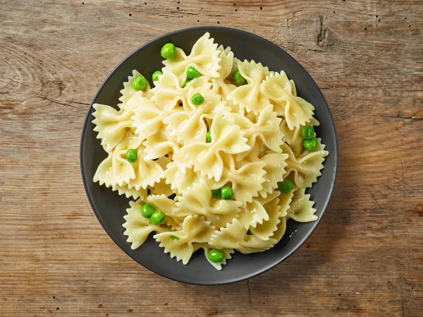 Bord Pasta Met Groene Erwten Houten Tafel Bovenaanzicht — Stockfoto