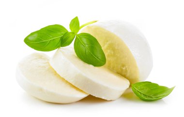 Mozzarella peyniri beyaz arkaplanda izole