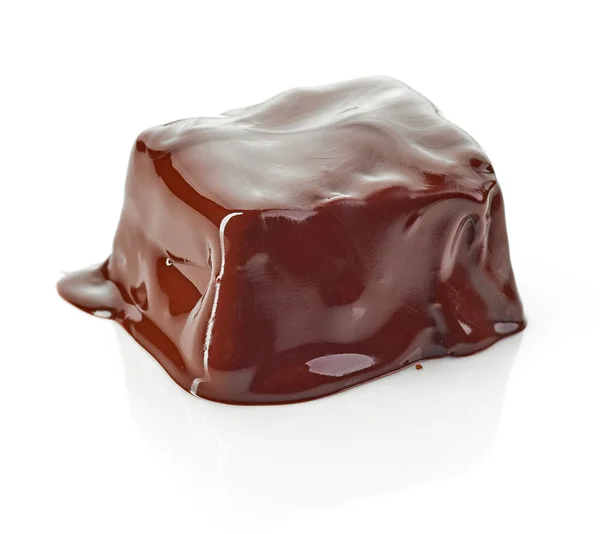 在白色背景下被融化的巧克力覆盖的一块巧克力 — 图库照片