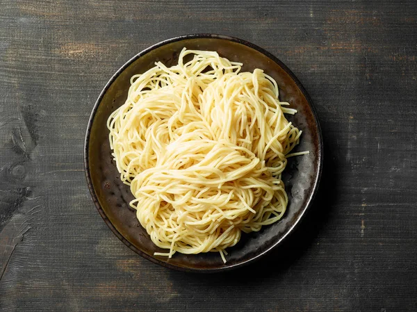 Tallrik Pasta Spaghetti Mörka Träbord Ovanifrån — Stockfoto