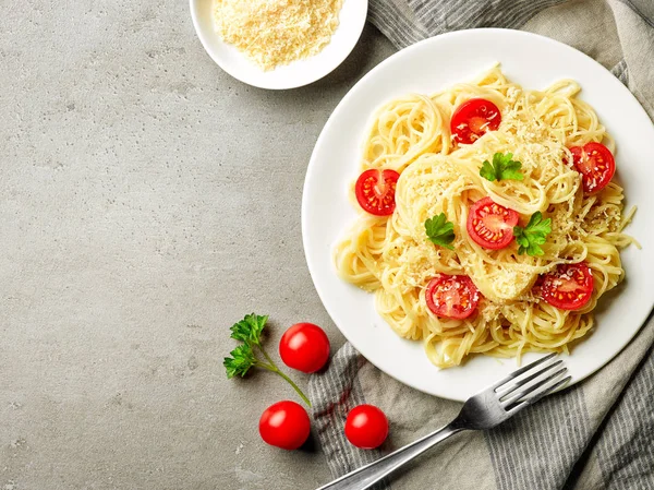 Тарелка Спагетти Сыром Помидорами Вид Сверху — стоковое фото