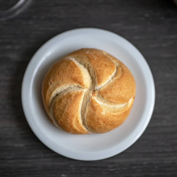 Freshlu Ψημένο Ψωμί Bun Λευκή Πλάκα Top View Επιλεκτική Εστίαση — Φωτογραφία Αρχείου