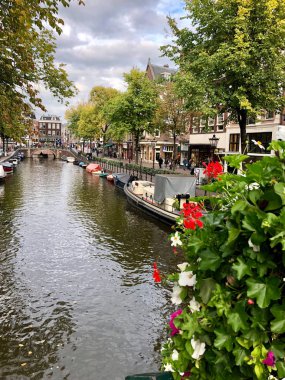 Amsterdam, Hollanda - 30 Eylül 2018: Sonbahar görünümü kanalının eski Amsterdam, Hollanda