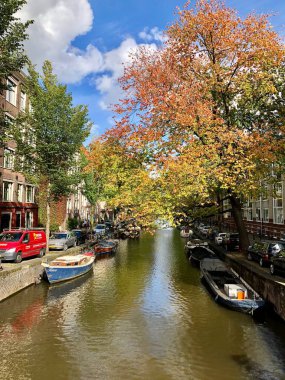 Amsterdam, Hollanda - 02 Ekim 2018: Sonbahar görünümü kanalının eski Amsterdam, Hollanda