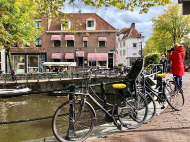 Amsterdam, Hollanda - 02 Ekim 2018: Sonbahar görünümü kanalının eski Amsterdam, Hollanda