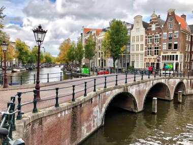 Amsterdam, Hollanda - 02 Ekim 2018: Sonbahar görünümü kanalının eski Amsterdam, Hollanda