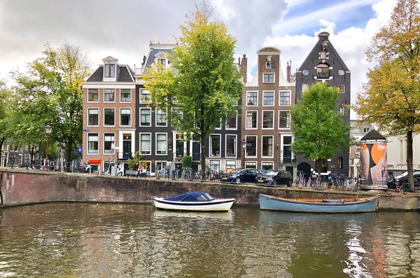 Syksyllä näkymä Vanhan Amsterdamin kanavaan — kuvapankkivalokuva