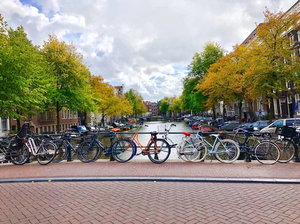 Vista de otoño del antiguo canal de Ámsterdam — Foto de Stock