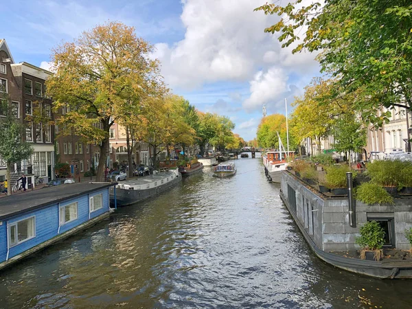 Vista de otoño del antiguo canal de Ámsterdam — Foto de Stock