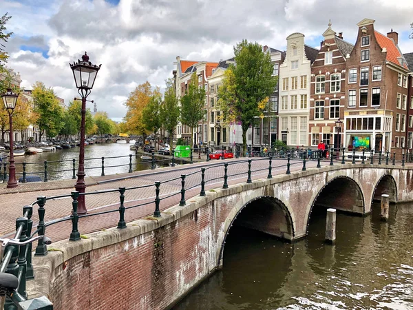 Ámsterdam Países Bajos Octubre 2018 Vista Otoño Del Antiguo Canal Imagen de stock