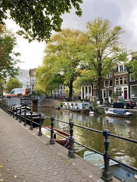 Amsterdam Alankomaat Lokakuu 2018 Syksyllä Näkymä Vanhan Amsterdamin Kanavaan Hollanti — kuvapankkivalokuva
