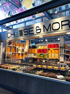 Rotterdam, Hollanda - 29 Eylül 2018: Peynir dükkanı Rotterdam Market Hall, konut ve Ofis Binası, 1 Ekim 2014 açıldı