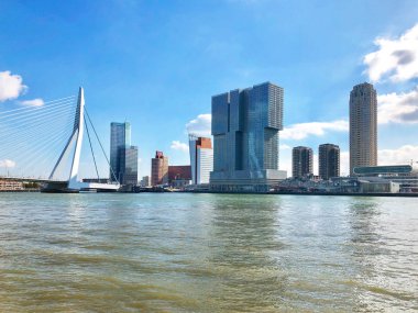Rotterdam, Hollanda - 30 Eylül 2018: panoramik Rotterdam ve Erasmus Köprüsü