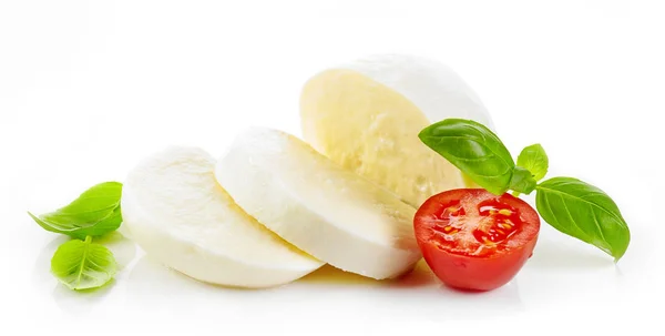 Mozzarella ost på vit bakgrund — Stockfoto