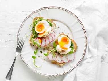 Yumuşak haşlanmış yumurta, üstten görünüm ile sağlıklı sandviç tabak