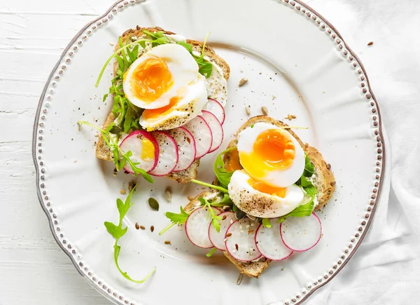 一盘健康的三明治 有煮鸡蛋 顶视图 — 图库照片