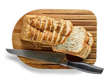 Beyaz arka plan üzerinde izole ahşap kesme tahtası üzerinde ekmek dilimlenmiş, sayfa görünümü