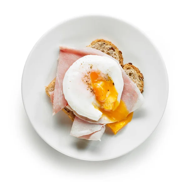 在白色背景上隔离的含有水煮蛋的三明治板 顶视图 — 图库照片