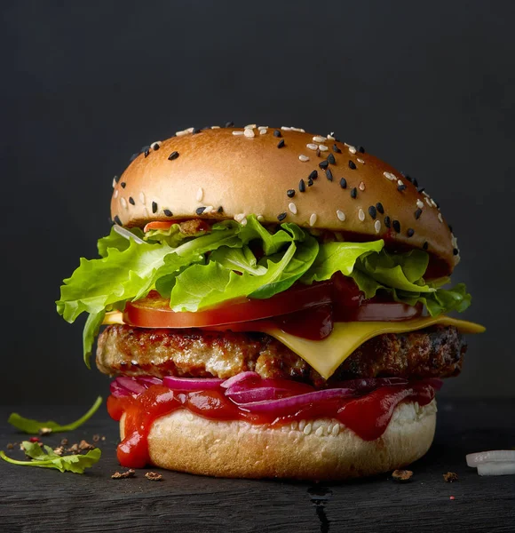 Hambúrguer saboroso fresco — Fotografia de Stock